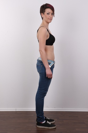 5. Download full pics of model Tereza (21) from czechcasting.com