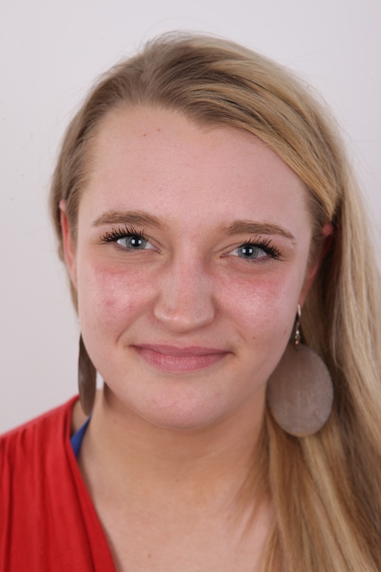 1. Download full pics of Lucie (21) from czechcasting.com