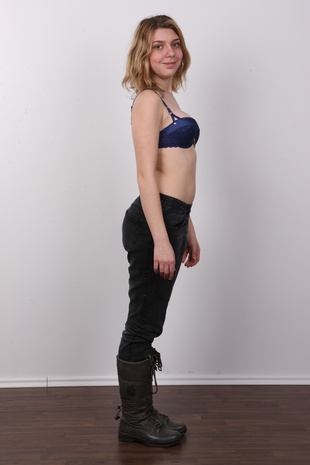 5. Download full pics of model Ivana (18) from czechcasting.com