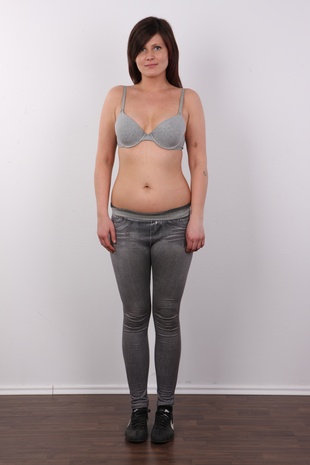 4. Download full pics of model Daniela (23) from czechcasting.com