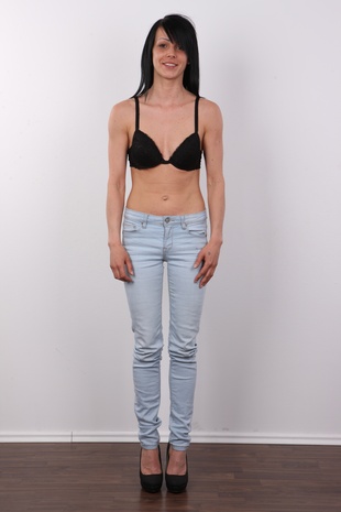 4. Download full pics of model Petra (28) from czechcasting.com