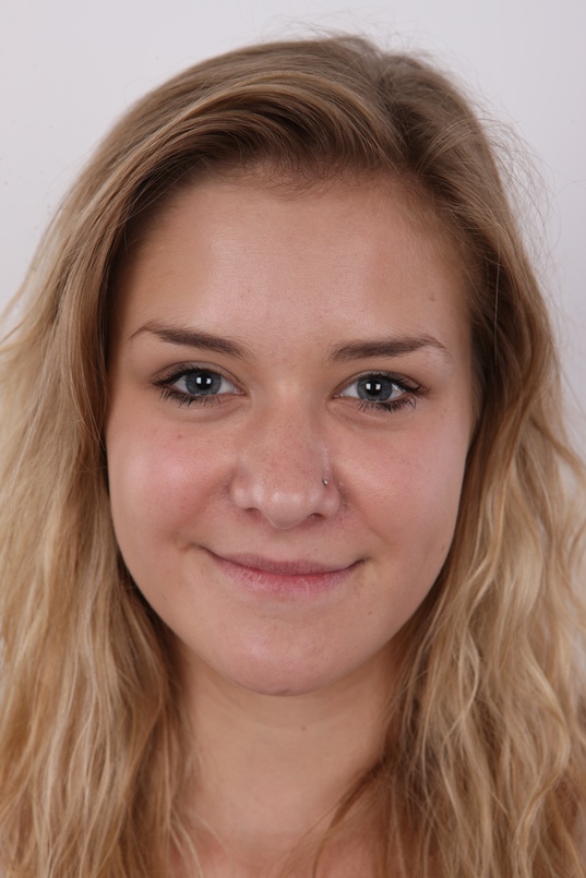 1. Download full pics of Andrea (19) from czechcasting.com