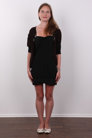 2. Download full pics of model Nikola (25) from czechcasting.com