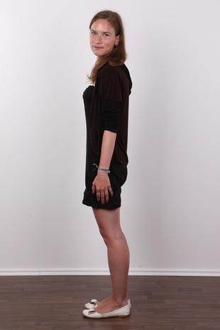 3. Download full pics of model Nikola (25) from czechcasting.com