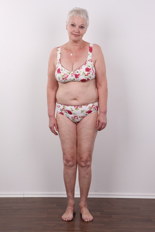 5. Download full pics of Anna (61) from czechcasting.com