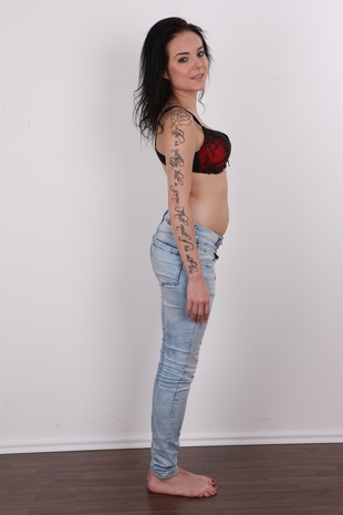 4. Download full pics of model Miroslava (18) from czechcasting.com