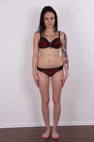 5. Download full pics of model Miroslava (18) from czechcasting.com