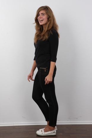 1. Download full pics of model Tereza (25) from czechcasting.com