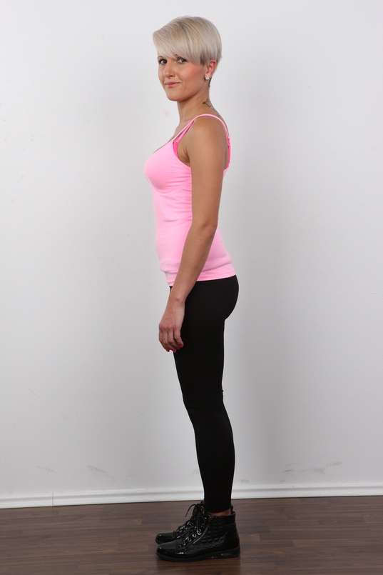 1. Download full pics of Simona (26) from czechcasting.com