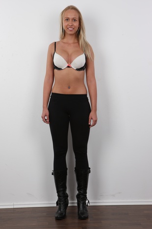 4. Download full pics of model Dominika (20) from czechcasting.com