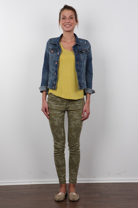 2. Download full pics of Nikola (23) from czechcasting.com