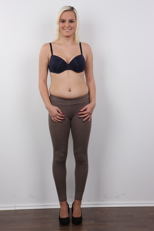 4. Download full pics of model Kristyna (21) from czechcasting.com