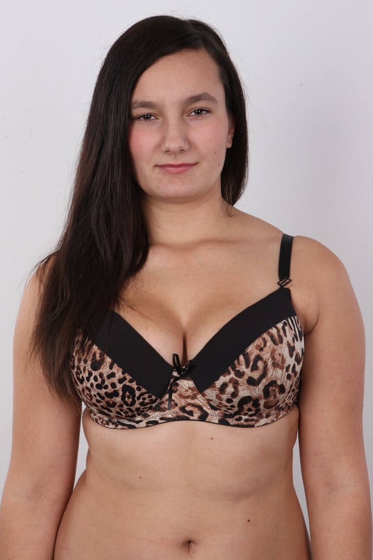 3. Download full pics of Iveta (18) from czechcasting.com