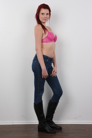 5. Download full pics of model Marie (19) from czechcasting.com