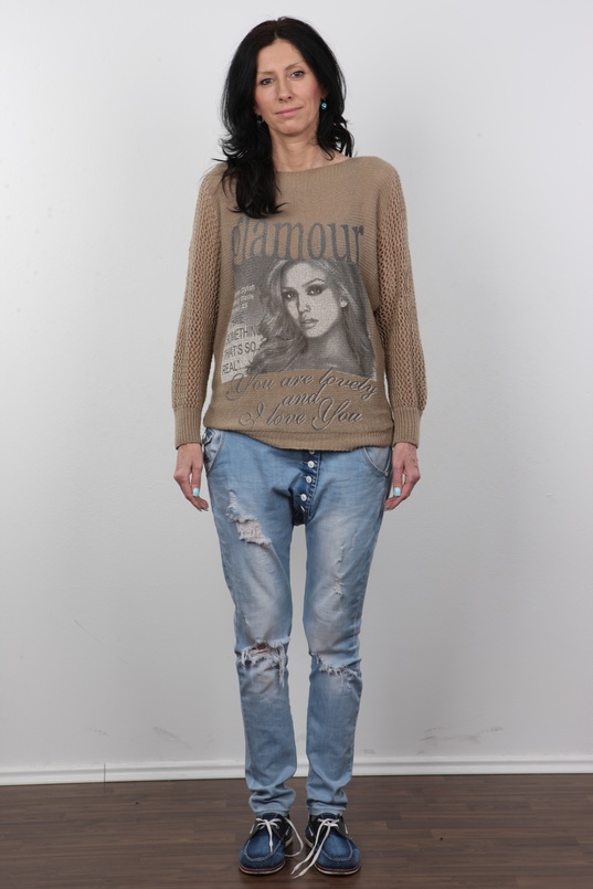 2. Download full pics of Veronika (42) from czechcasting.com