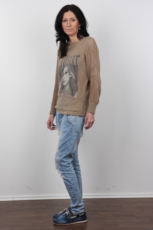 1. Download full pics of Veronika (42) from czechcasting.com