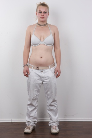 4. Download full pics of model Eliska (23) from czechcasting.com