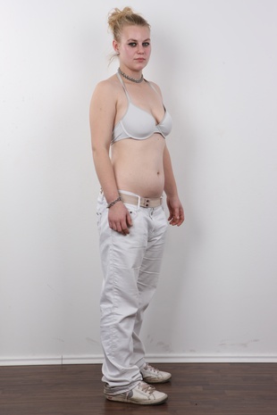 5. Download full pics of model Eliska (23) from czechcasting.com