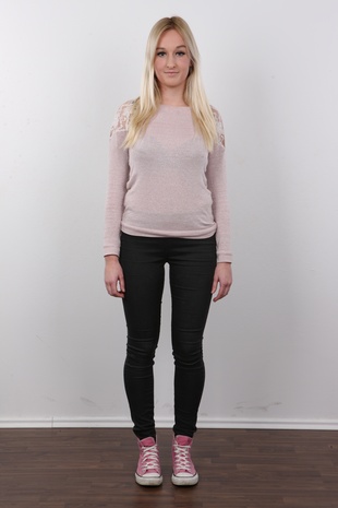 2. Download full pics of model Karolina (18) from czechcasting.com