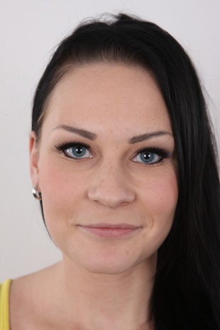 1. Download full pics of model Joana (23) from czechcasting.com