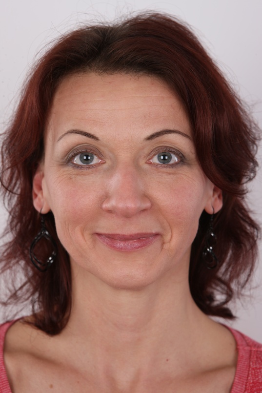 1. Download full pics of Hana (41) from czechcasting.com