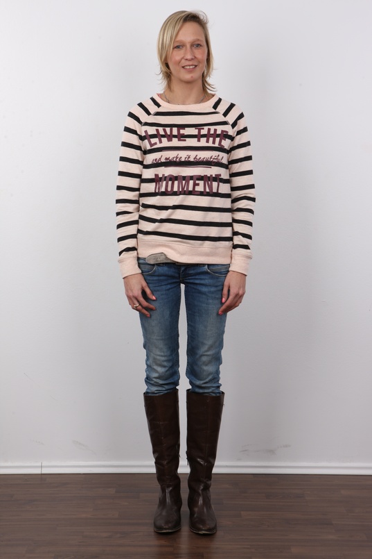 2. Download full pics of Martina (27) from czechcasting.com