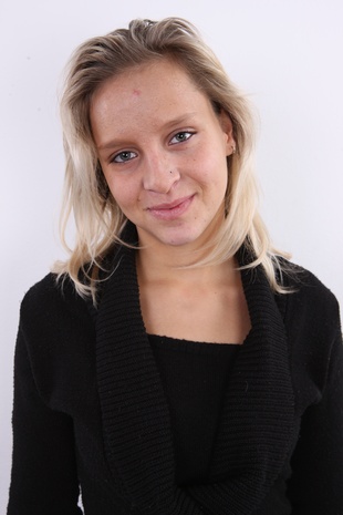 1. Download full pics of model Nikola (18) from czechcasting.com