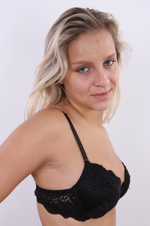 6. Download full pics of model Nikola (18) from czechcasting.com
