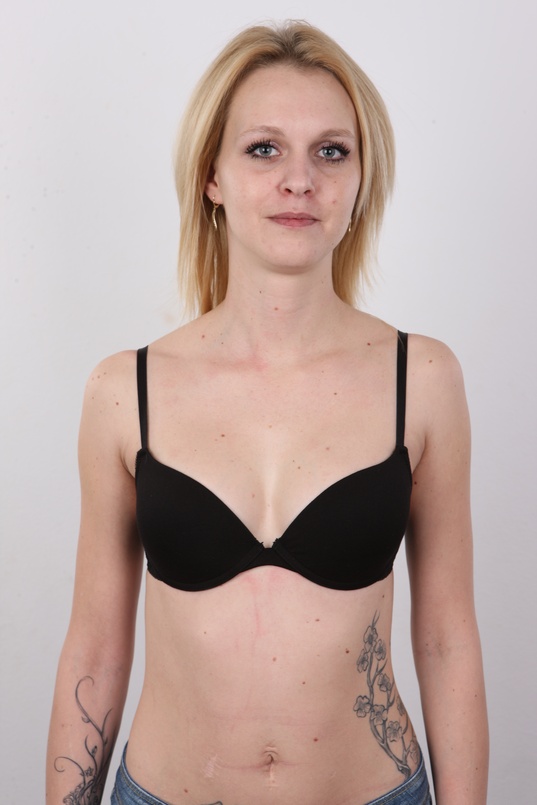 6. Download full pics of Veronika (26) from czechcasting.com