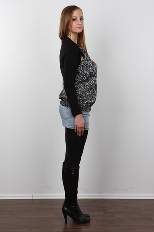 3. Download full pics of model Renata (22) from czechcasting.com