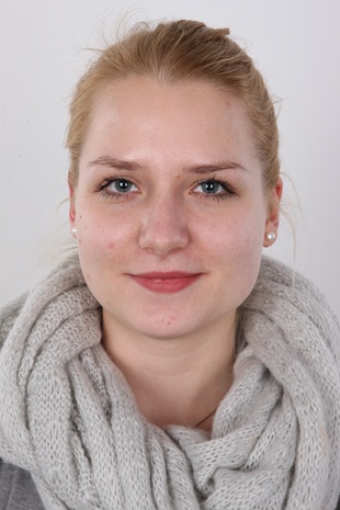 1. Download full pics of model Tena (20) from czechcasting.com