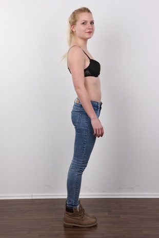 5. Download full pics of model Tena (20) from czechcasting.com