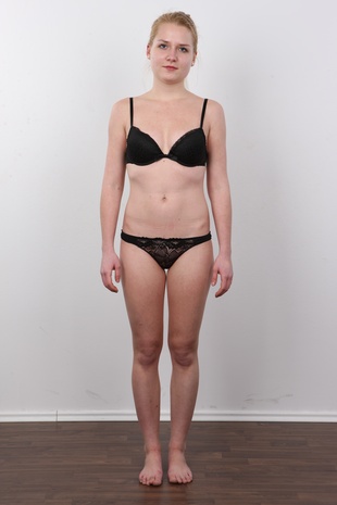 7. Download full pics of model Tena (20) from czechcasting.com