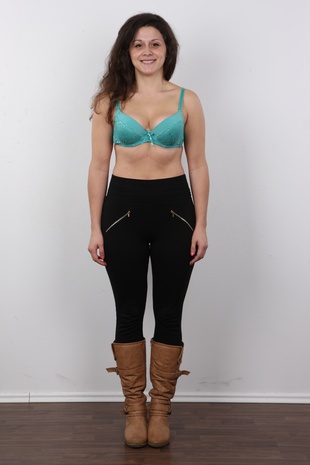 4. Download full pics of model Daniela (24) from czechcasting.com