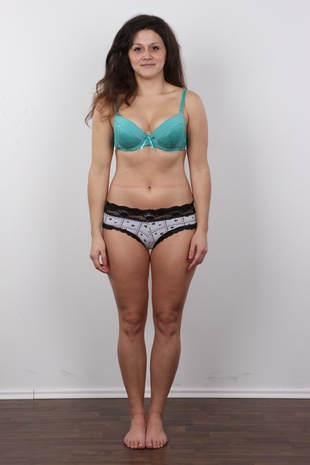 7. Download full pics of model Daniela (24) from czechcasting.com