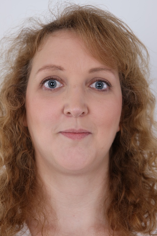 1. Download full pics of Dana (36) from czechcasting.com