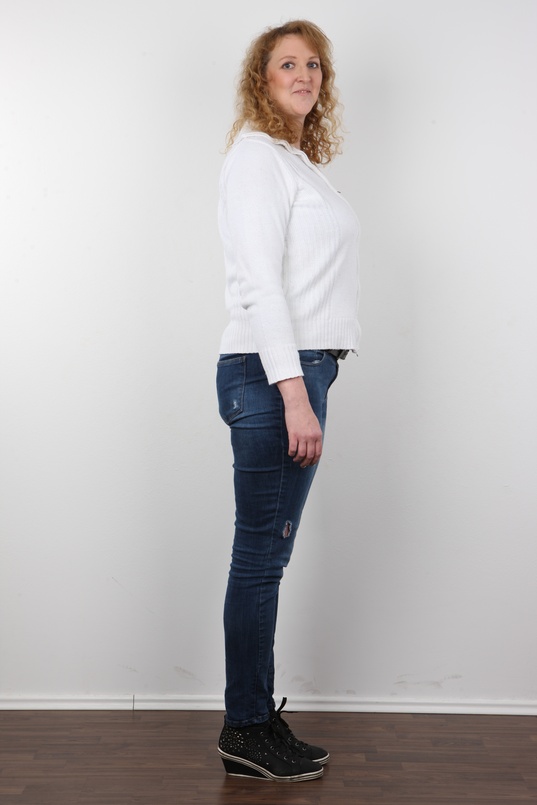 3. Download full pics of Dana (36) from czechcasting.com