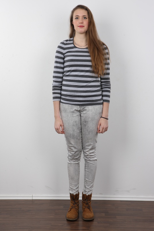 2. Download full pics of Alena (18) from czechcasting.com