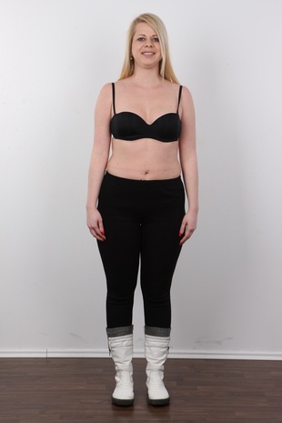 4. Download full pics of model Bela (29) from czechcasting.com