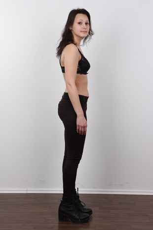 4. Download full pics of model Radka (18) from czechcasting.com