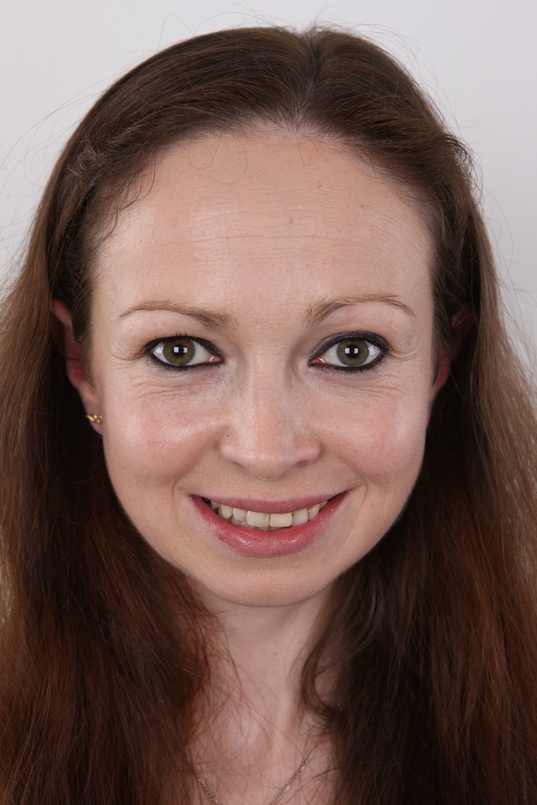 1. Download full pics of Jana (30) from czechcasting.com