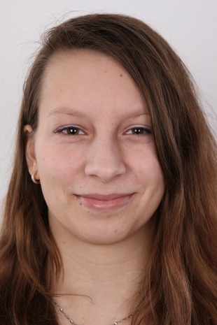 1. Download full pics of model Sandra (19) from czechcasting.com