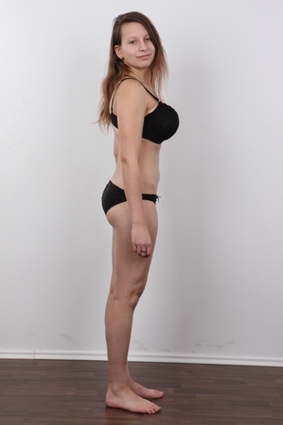 8. Download full pics of model Sandra (19) from czechcasting.com
