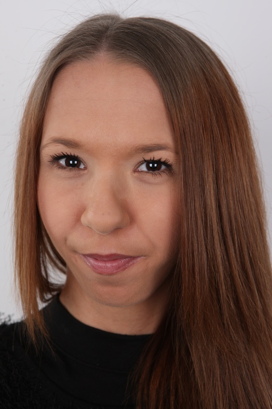 1. Download full pics of Zdenka (26) from czechcasting.com