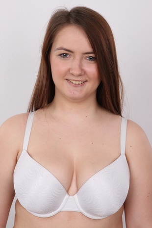 6. Download full pics of model Kristyna (20) from czechcasting.com