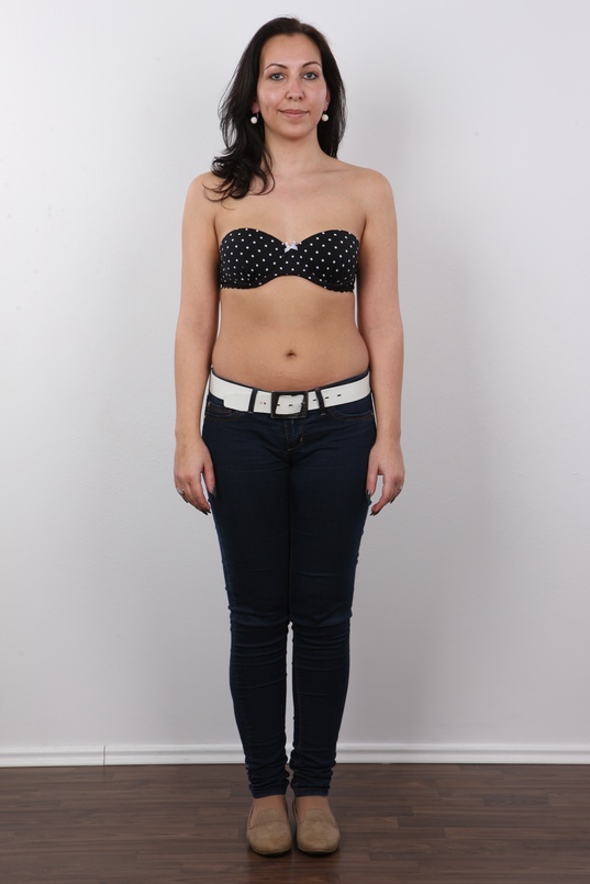 4. Download full pics of Zuzana (24) from czechcasting.com