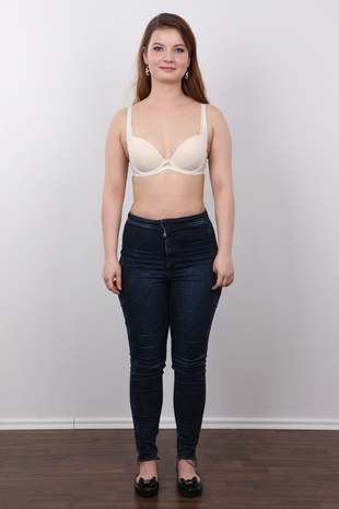 4. Download full pics of model Darina (22) from czechcasting.com