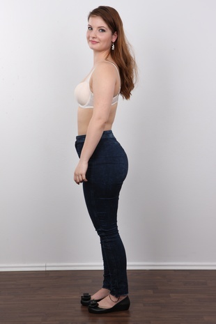 5. Download full pics of model Darina (22) from czechcasting.com