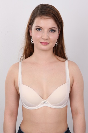 6. Download full pics of model Darina (22) from czechcasting.com