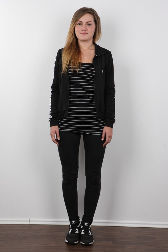 2. Download full pics of Sara (21) from czechcasting.com